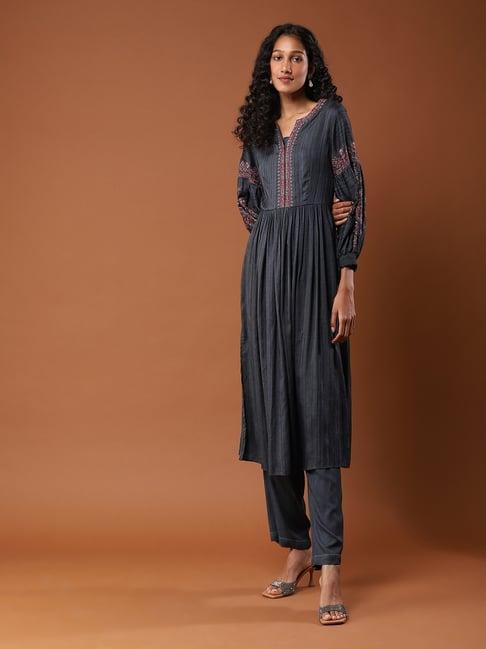 aarke ritu kumar grey poly blend embroidered kurta with pant set