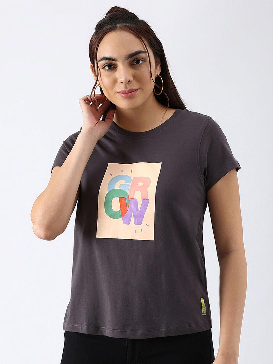 abof women grey & peach-coloured printed pure cotton t-shirt