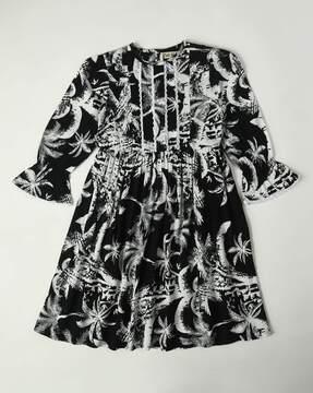 abstract print fit & flare dress with round neck