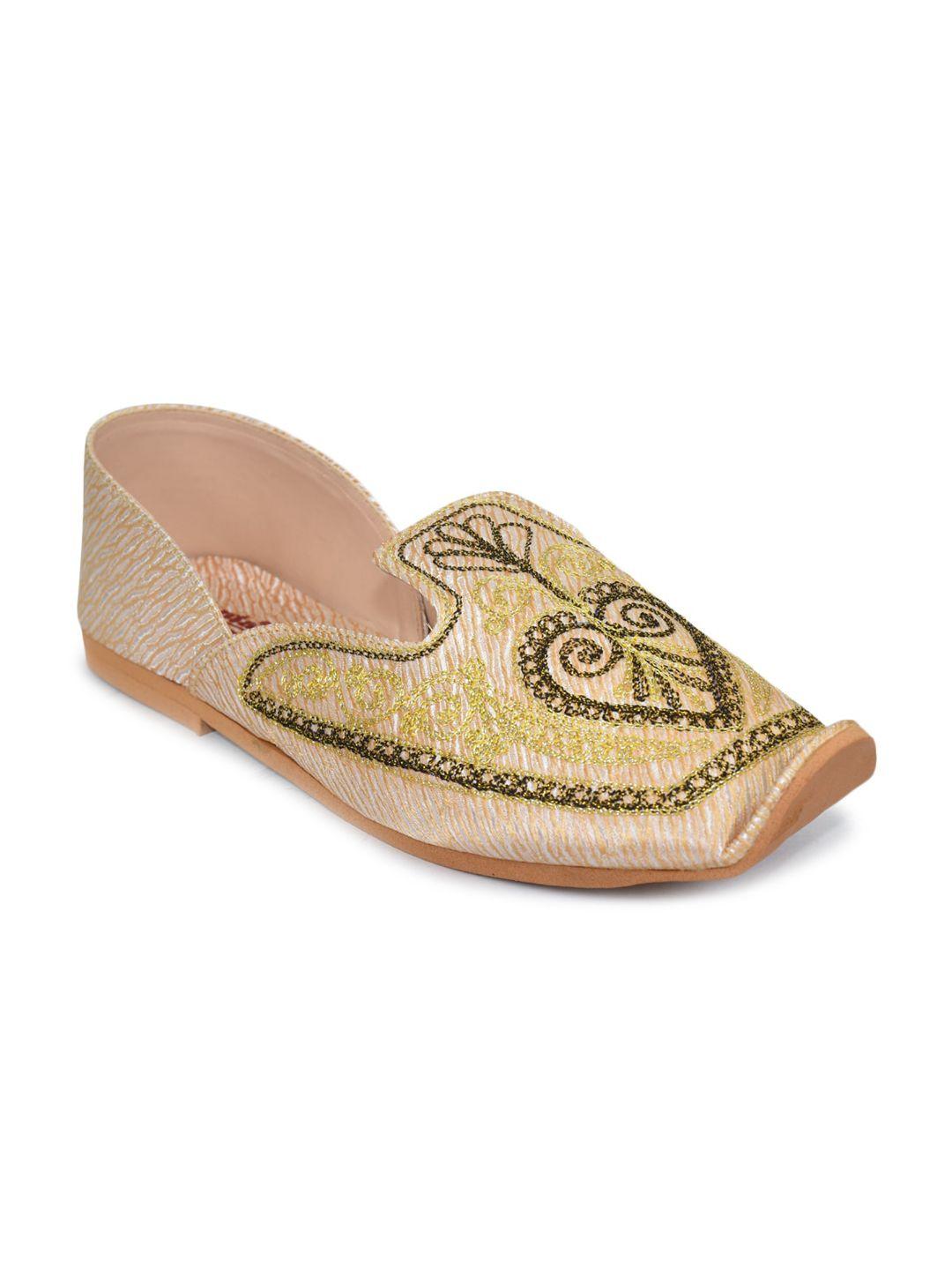 ajanta men beige woven design mojaris