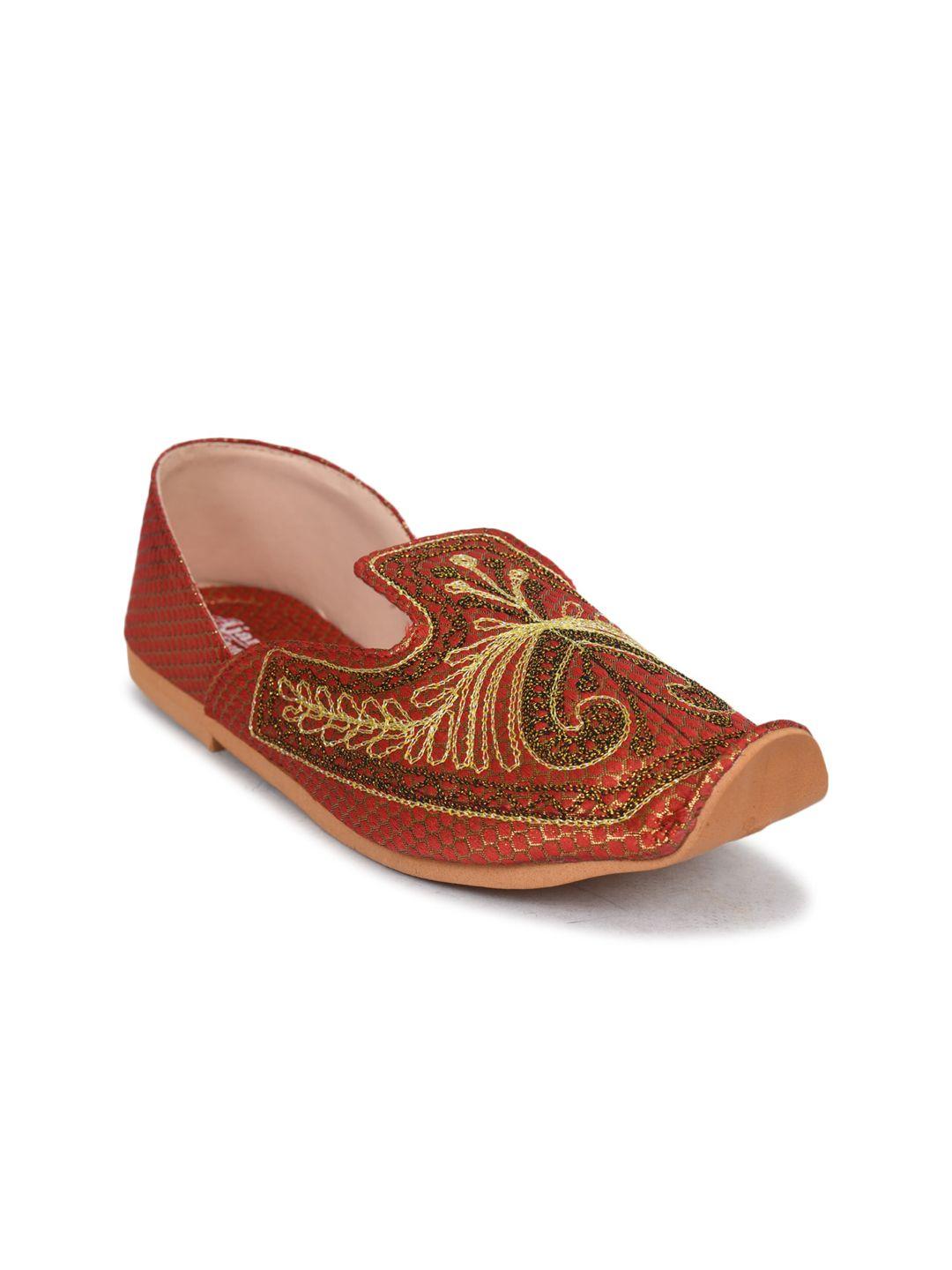 ajanta men maroon woven design slip-on sneakers