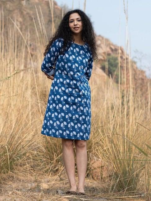 akiso neela indigo block printed knee length shift dress with three quarter sleeve and side pocket