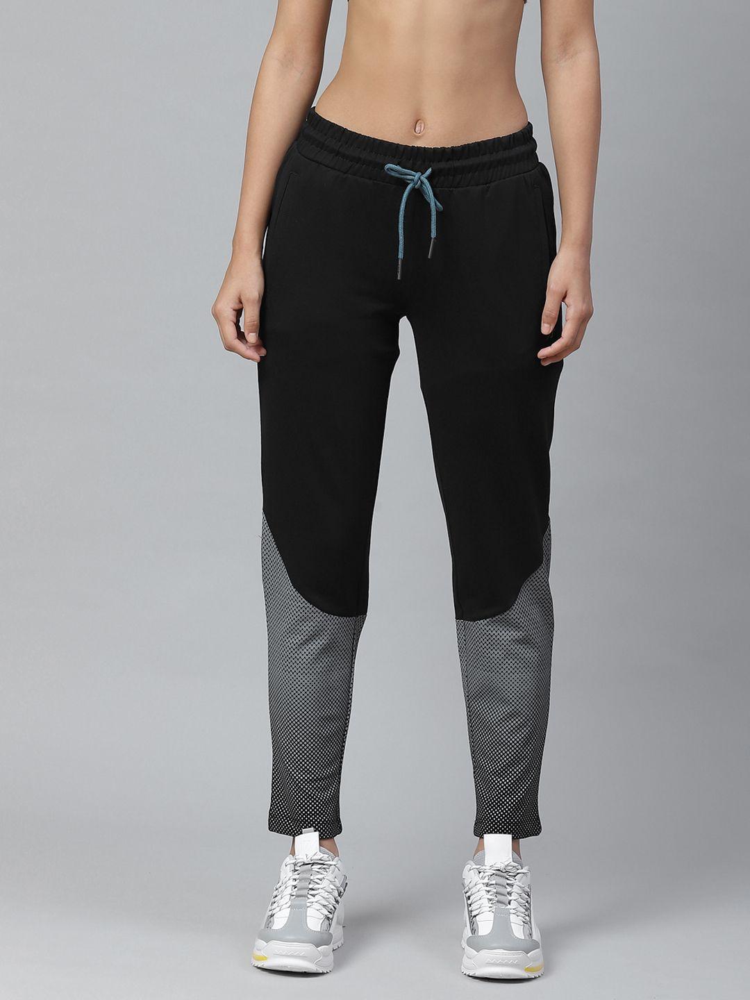 alcis women black & grey geometric print slim fit track pants