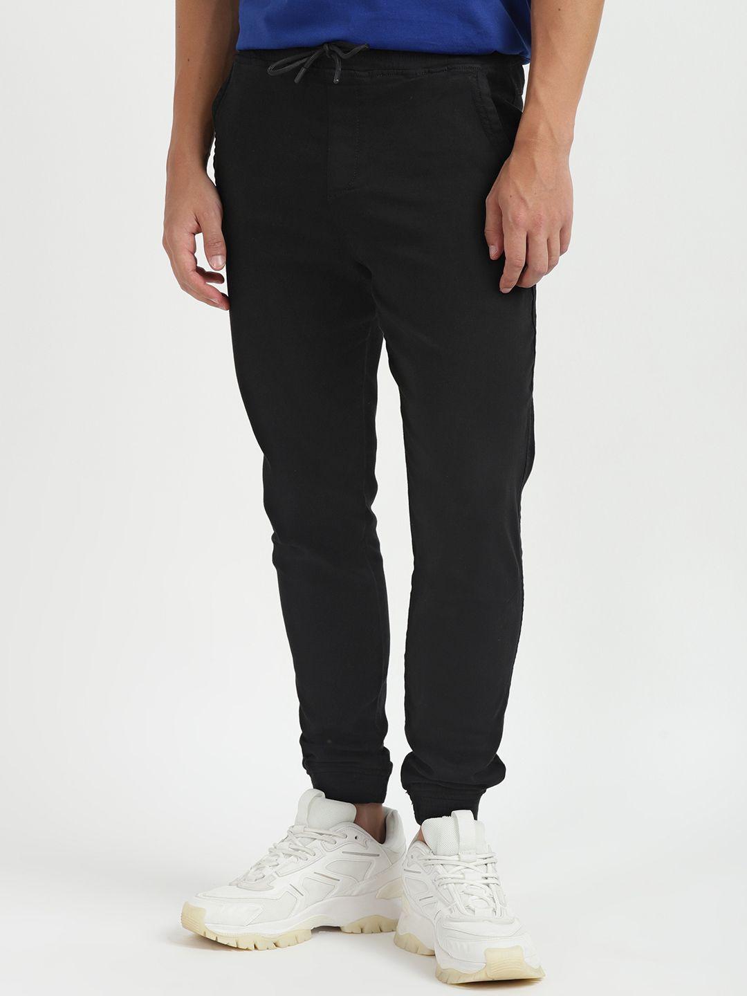 alcott men solid tapered fit joggers