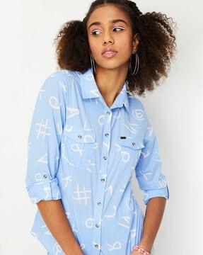 alphabetic print shirt with patch pockets