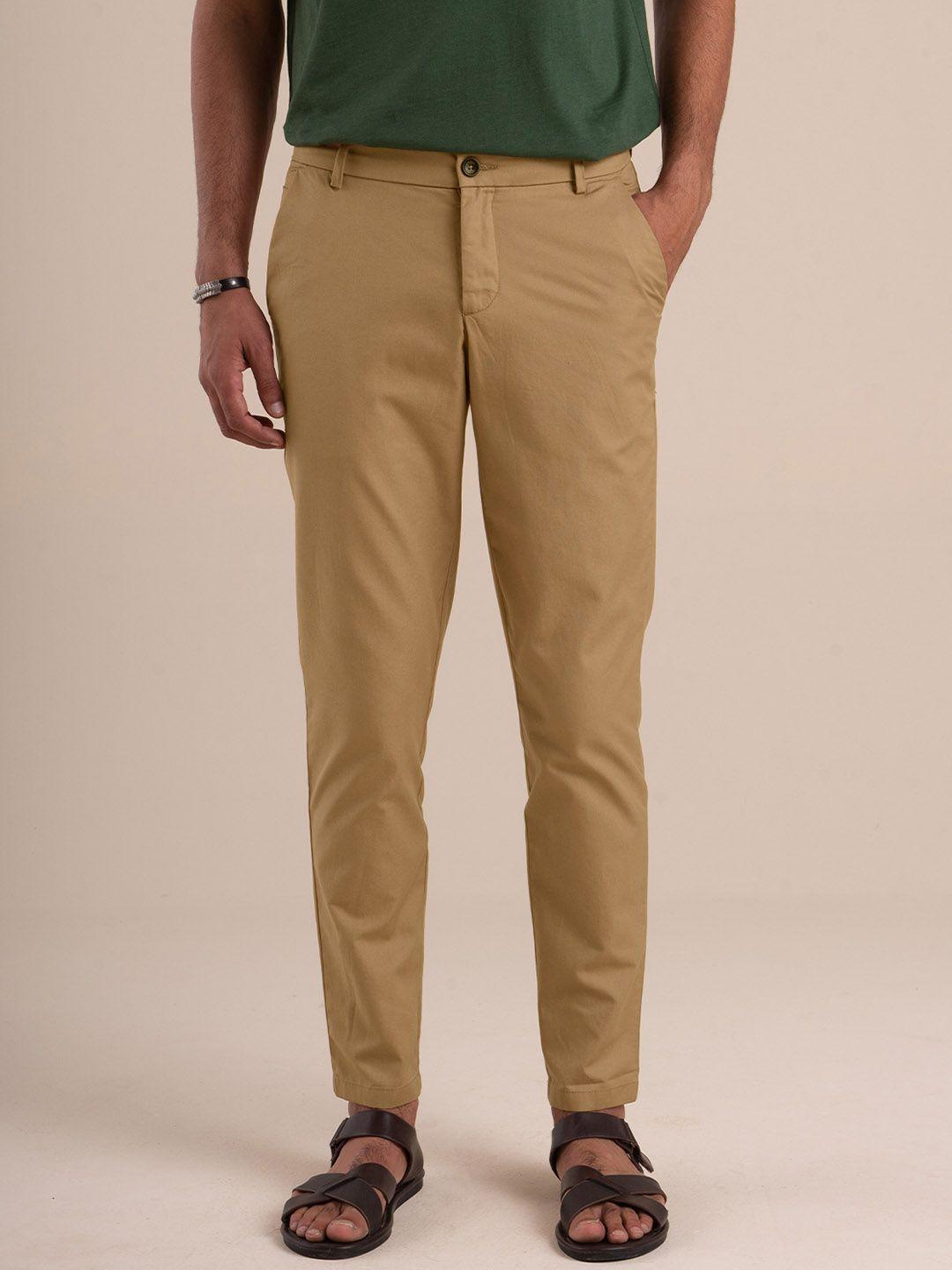 andamen men beige solid slim fit chinos trouser