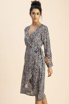 animal print v-neck satin women's knee length dress - black & white