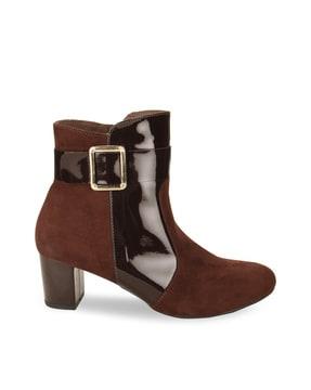 ankle-length boots with buckle closure