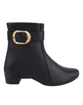 ankle-length boots with buckle closure