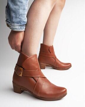 ankle-length boots with buckle-closure