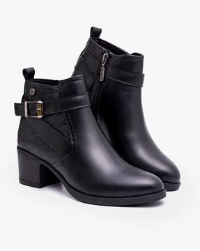 ankle-length boots with buckle closure