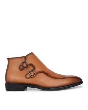 ankle-length boots with buckle closure