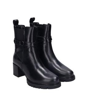 ankle-length boots with buckle fastening
