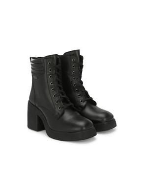 ankle-length boots with lace fastening