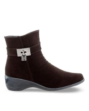 ankle-length boots with lock charm