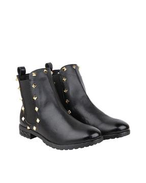 ankle-length boots with metal accent