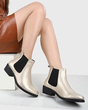 ankle-length boots with pull-up tabs