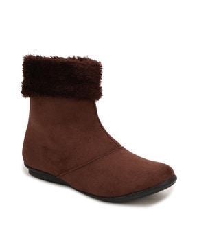 ankle-length boots with suede upper
