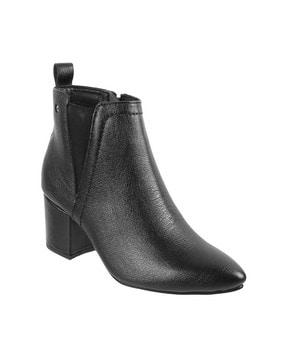 ankle-length boots with synthetic upper