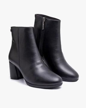 ankle-length boots with zip closure