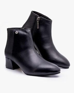 ankle-length boots with zip closure