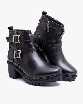 ankle-length boots with zip closure