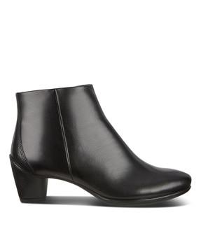 ankle-length boots with zip-closure