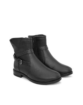 ankle-length boots with zip closure