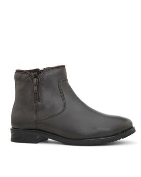 ankle-length boots with zip closure