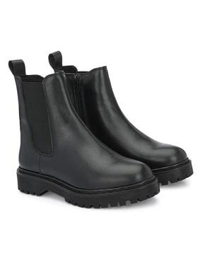ankle-length boots with zip closure