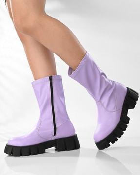 ankle-length boots with zip fastening