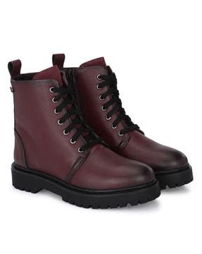 ankle-length boots with zip fastening