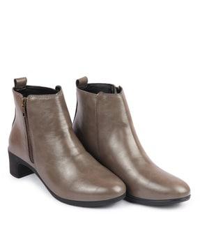 ankle-length boots with zip-fasteninig