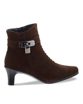 ankle-length heeled boots with zip closure