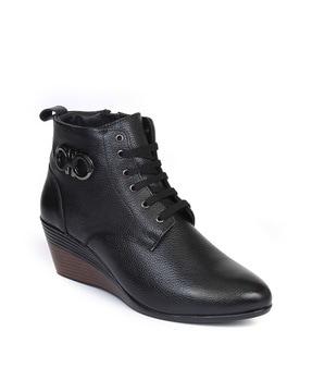 ankle-length heeled boots with zip closure