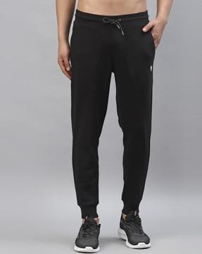 ankle-length jogger with slip pocket