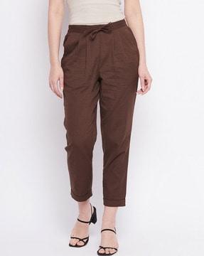 ankle-length pant with mid-rise waist