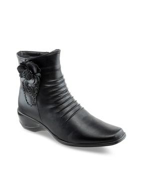 ankle-length round-toe boots