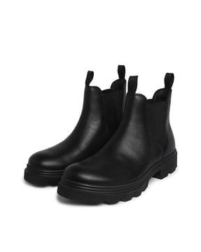 ankle-length round-toe chelsea boots