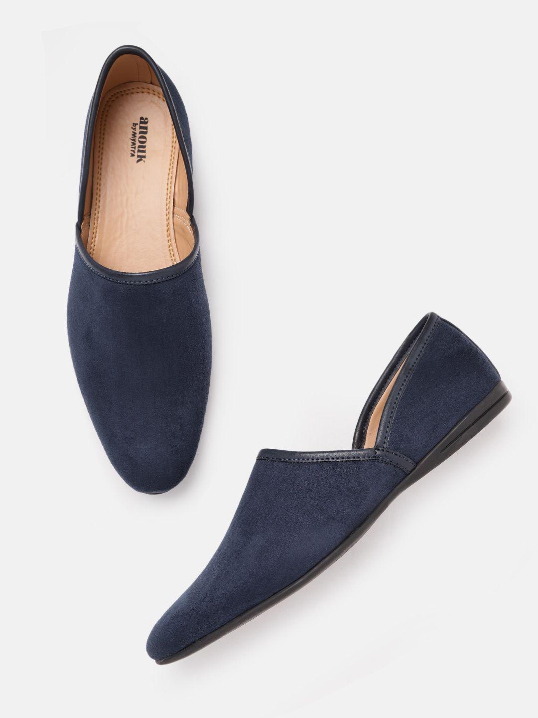 anouk men navy blue solid mojaris