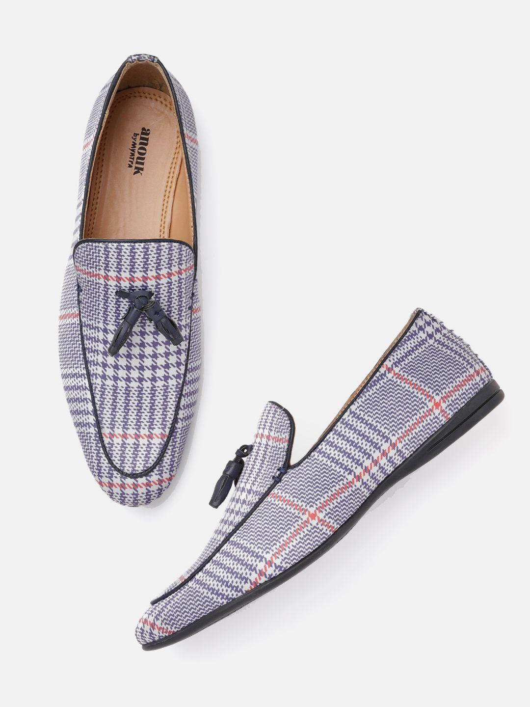 anouk men white & blue houndstooth printed taselled loafers