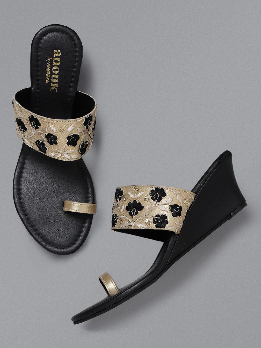 anouk women gold-toned & black embroidered one-toe wedges