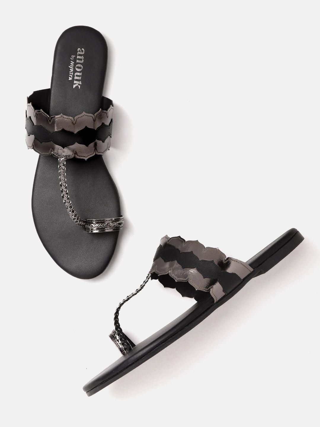 anouk women gunmetal-toned & black one toe flats with braided detail