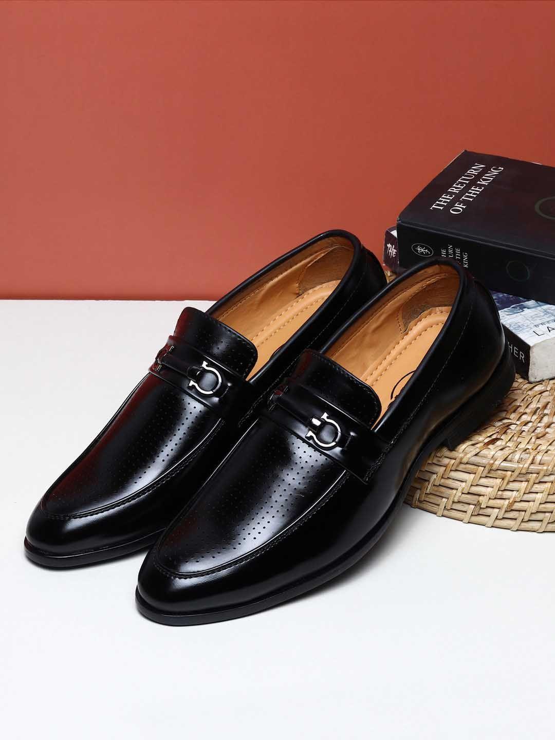 apsis men black solid loafers