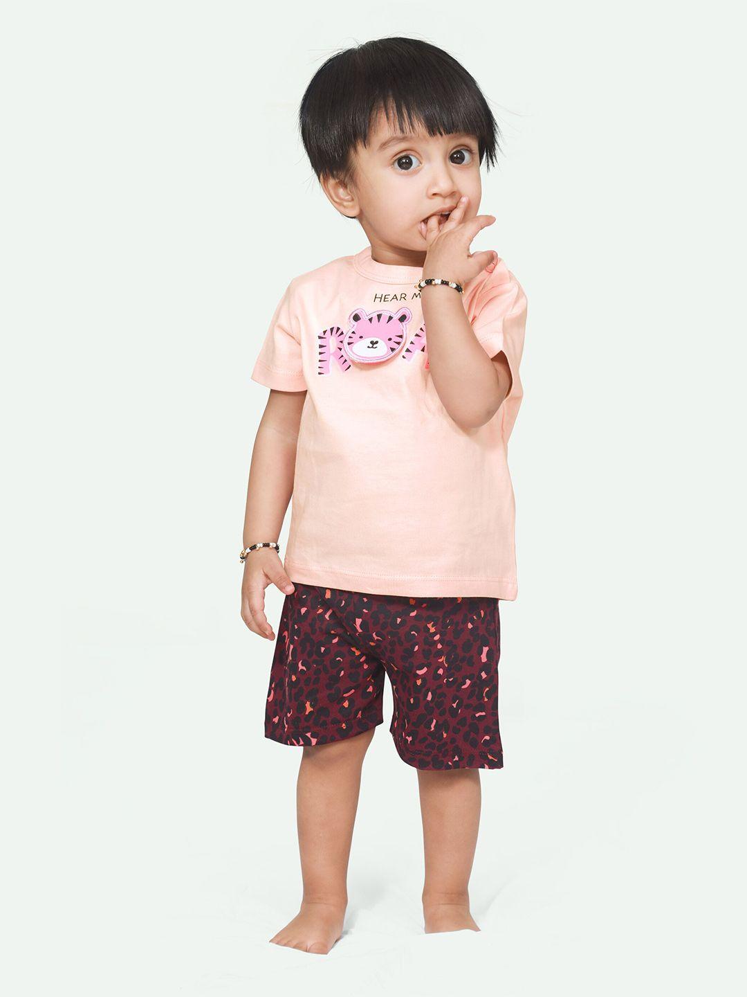 ariel unisex kids peach-coloured & black printed t-shirt with shorts