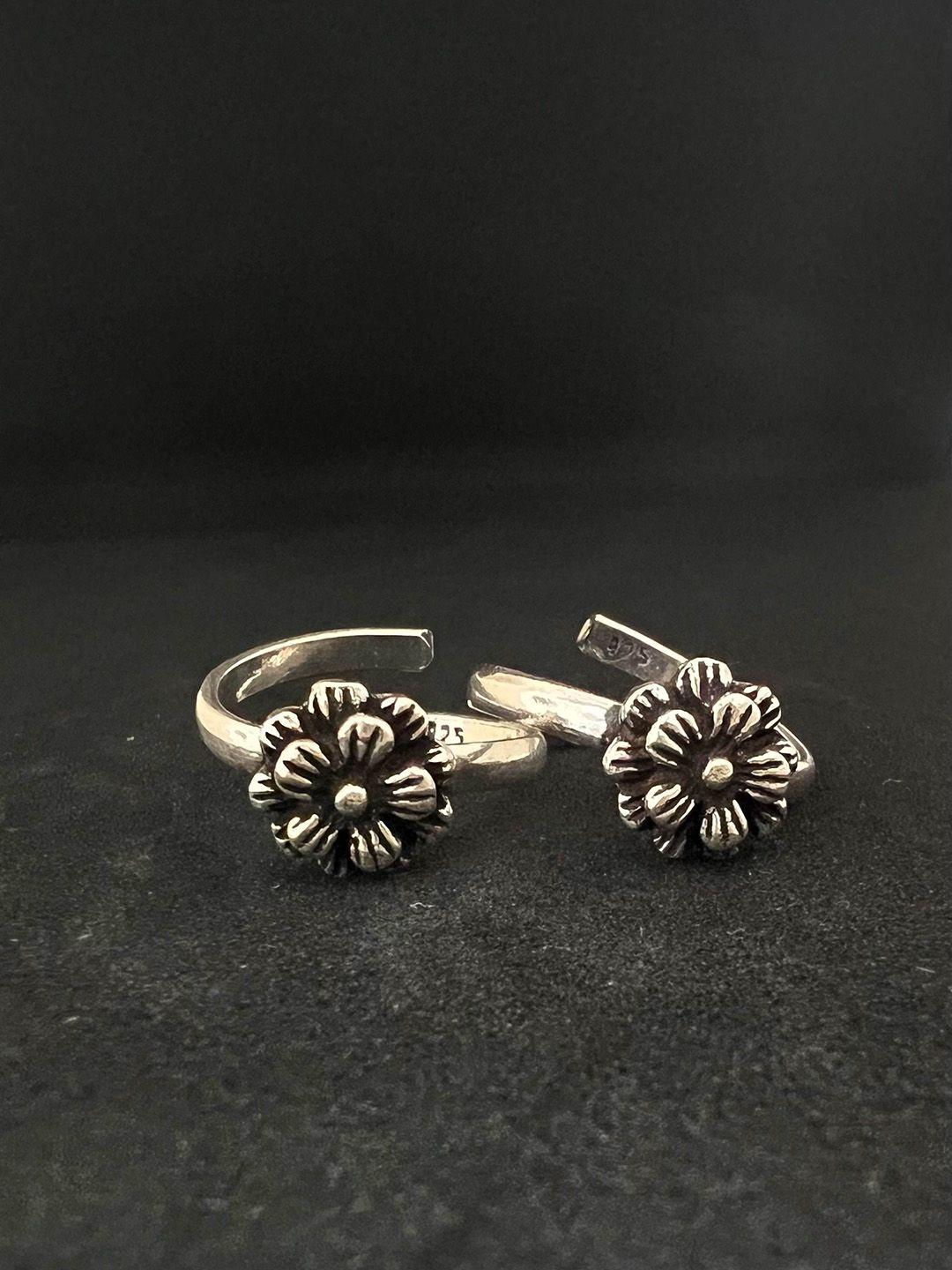 arte jewels 925 sterling silver oxidised floral detail toe ring