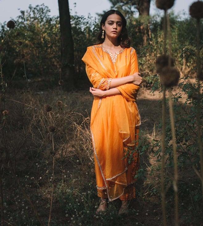asaga zardiyaan orange embroidery kurta set