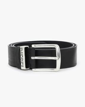 b-visible belt with pin-buckle closure