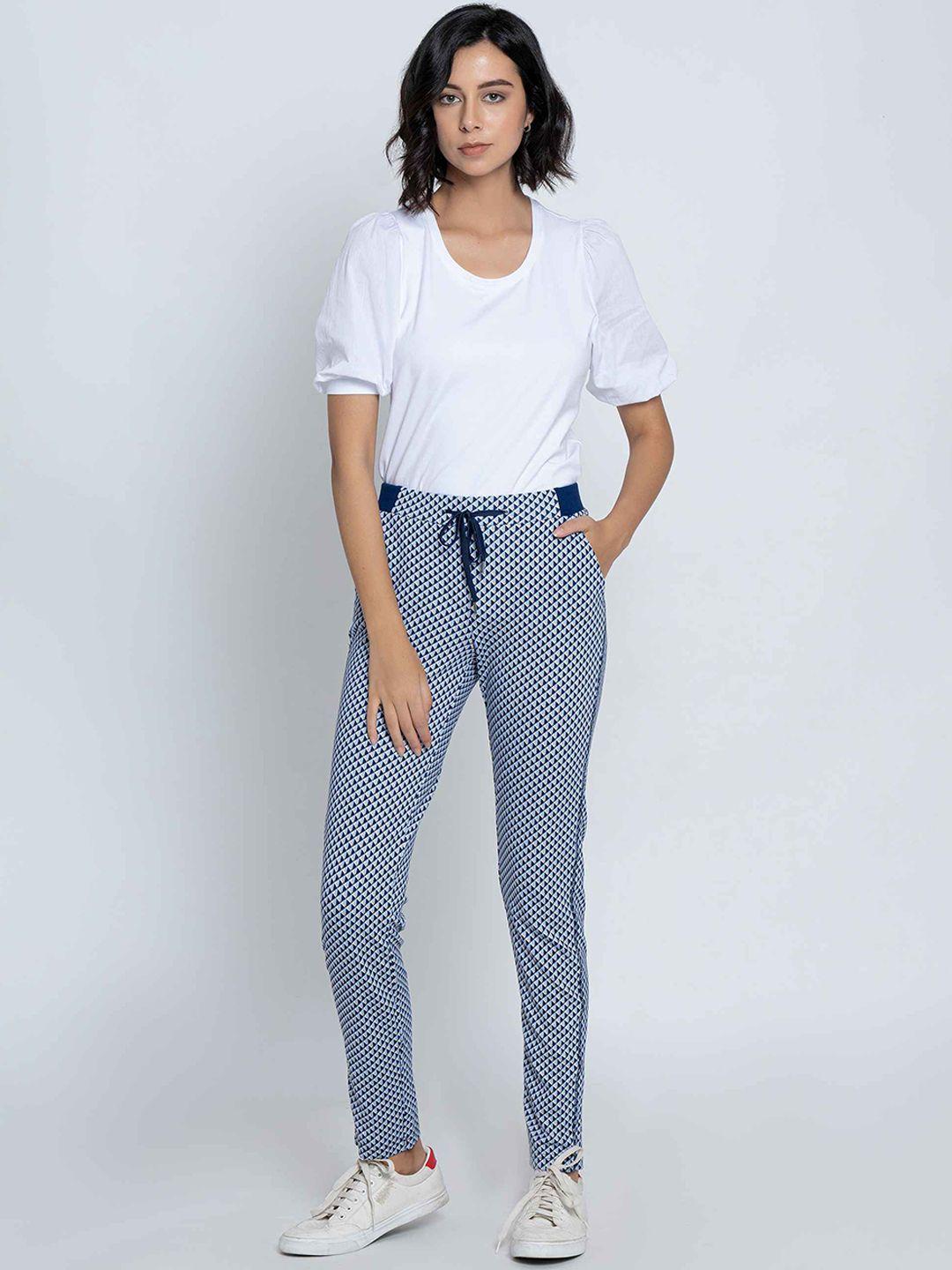 b.copenhagen women blue printed slim fit trousers