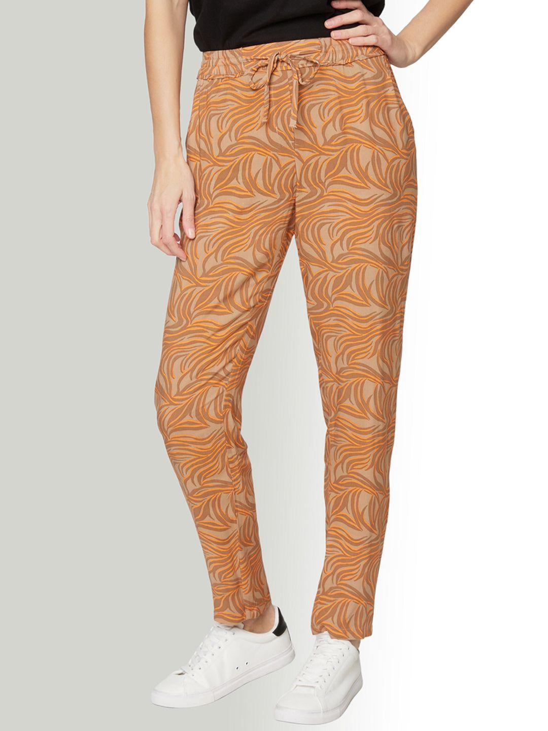 b.copenhagen women printed relaxed tapered fit trousers